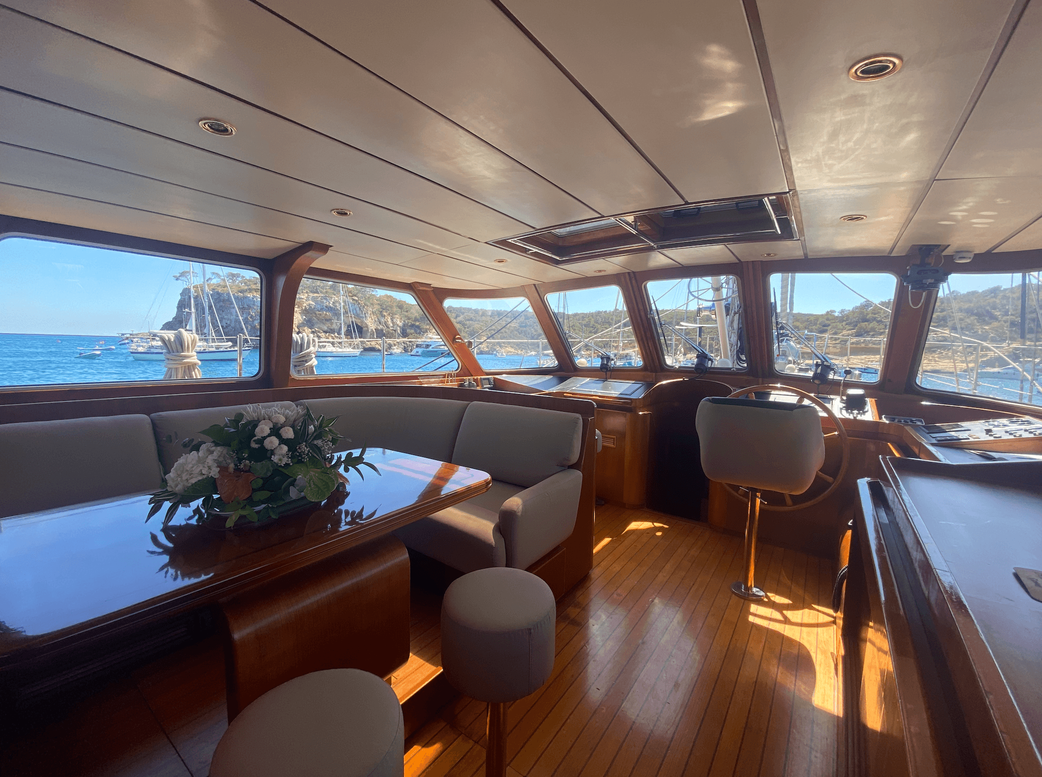 Le capitaine et l'équipage professionnels de SV Iron Monkey sur le pont