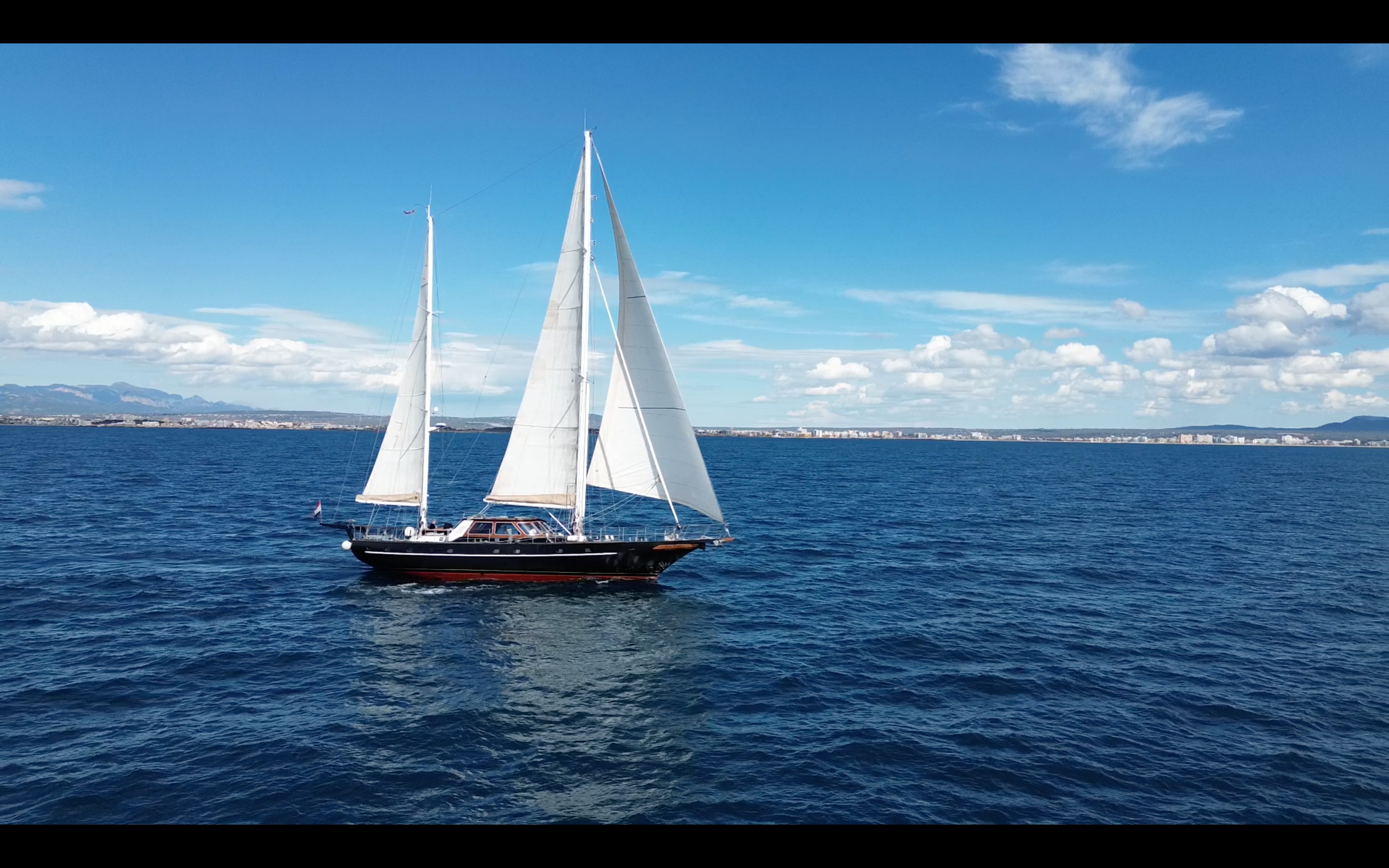 SV Iron Monkey toutes voiles dehors sur les eaux bleues de Majorque